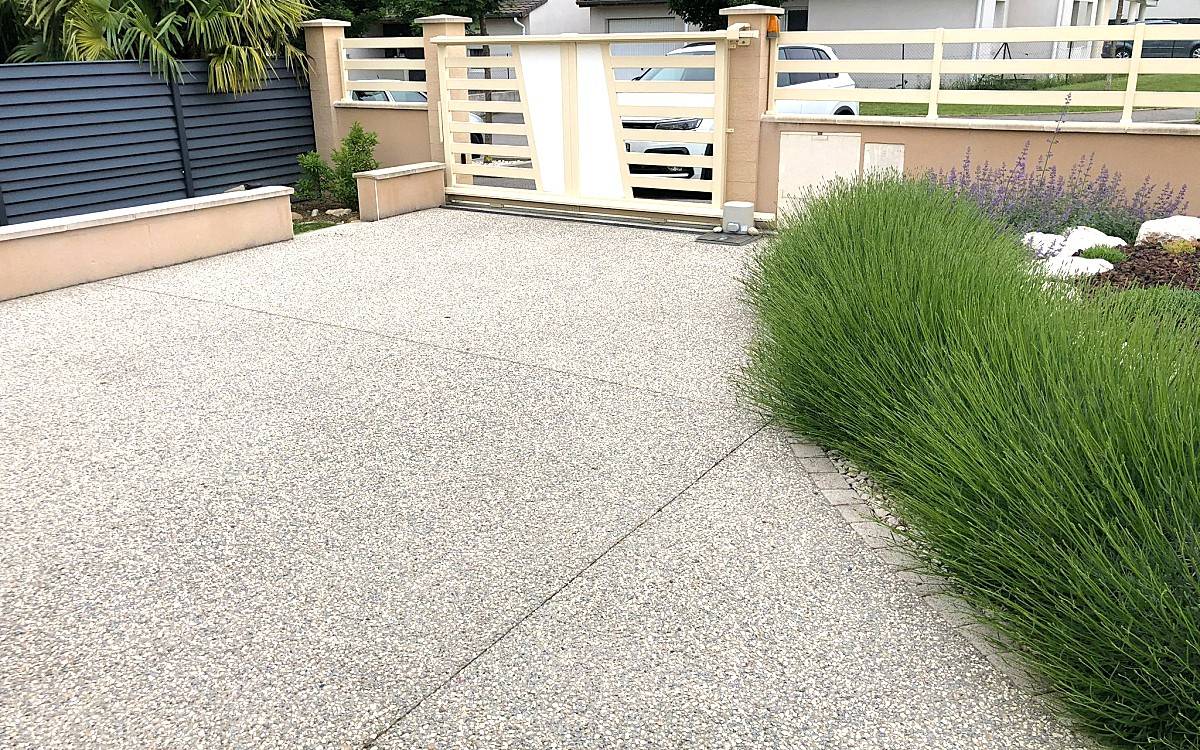Une cour carrossable résistante et moderne avec du béton décoratif à Aix-en-Provence