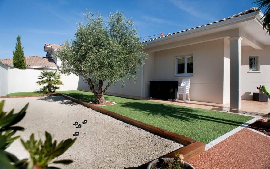 Réalisation d'un terrain de pétanque au cœur d’un jardin dense et exotique par Daniel Moquet Aix-en-Provence