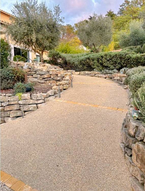 Valorisez vos moments en extérieur avec une allée carrossable en béton désactivé, esthétique et pratique à Aix-en-Provence