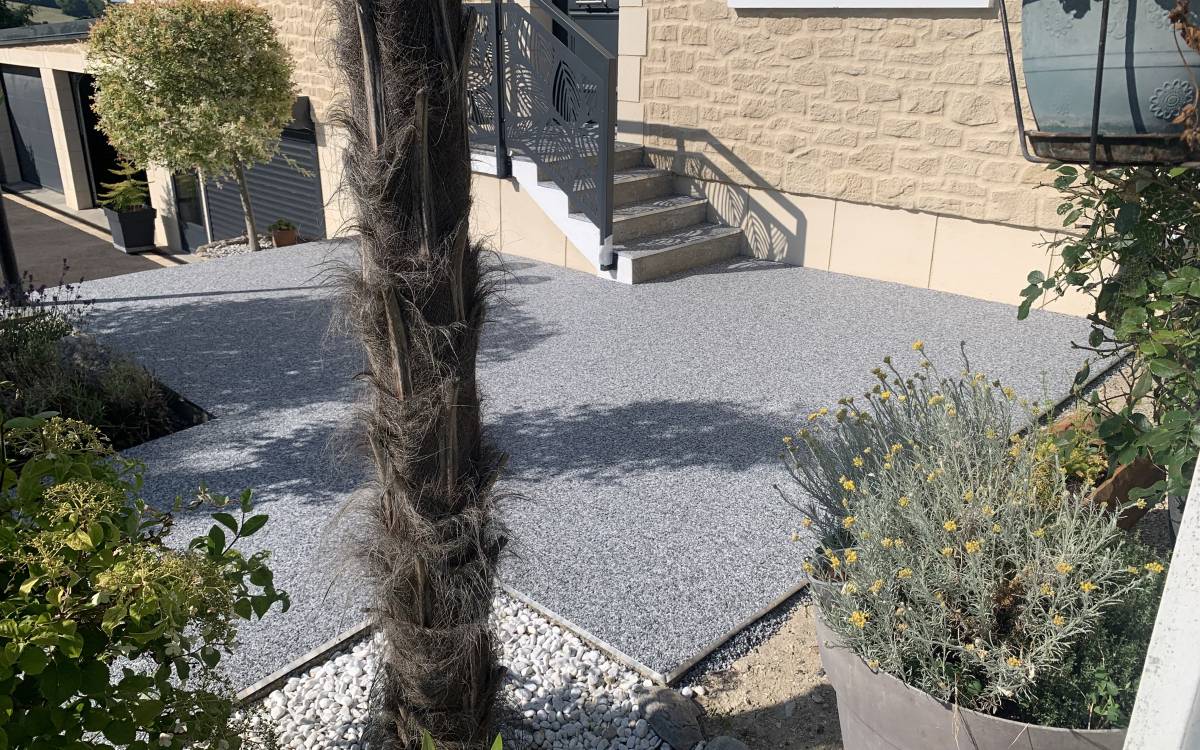 Structurer une cour moderne avec Hydrostar®, résine drainante personnalisable et durable pour l’habitat à Aix-en-Provence