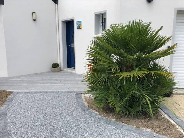 Allée piétonne avec entrée en résine naturelle, Mineralstar gris avec bordure en pavé LaCouture réalisation Daniel Moquet Aix-en-Provence