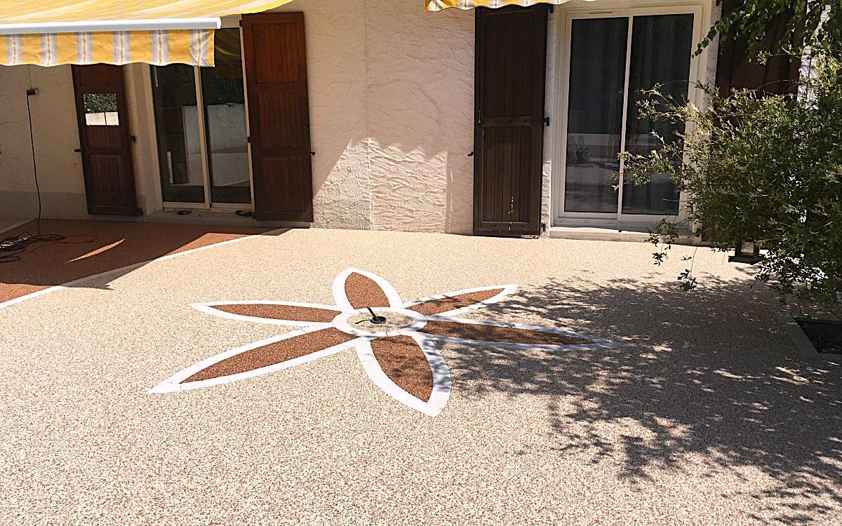 Réalisation d'une terrasse en résine avec motif personnalisé en Hydrostar®, la résine drainante signé Daniel Moquet Aix-en-Provence