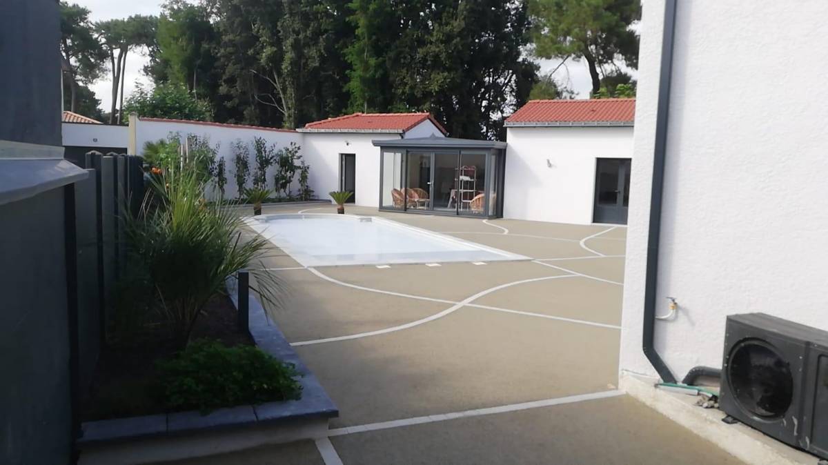 Une terrasse en béton désactivé, esthétique et facile d’entretien pour vos moments de détente à Aix-en-Provence