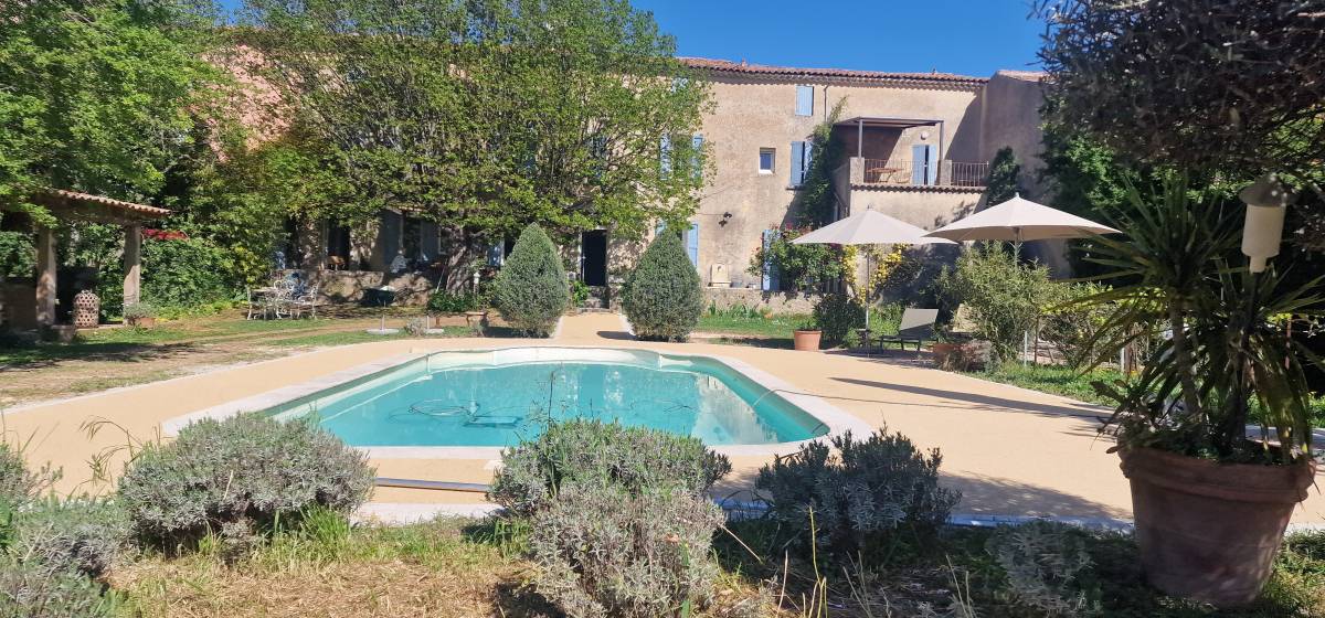 Sublimez votre tour de piscine avec Mineralstar®, la moquette de pierre naturelle et drainante idéale à Aix-en-Provence