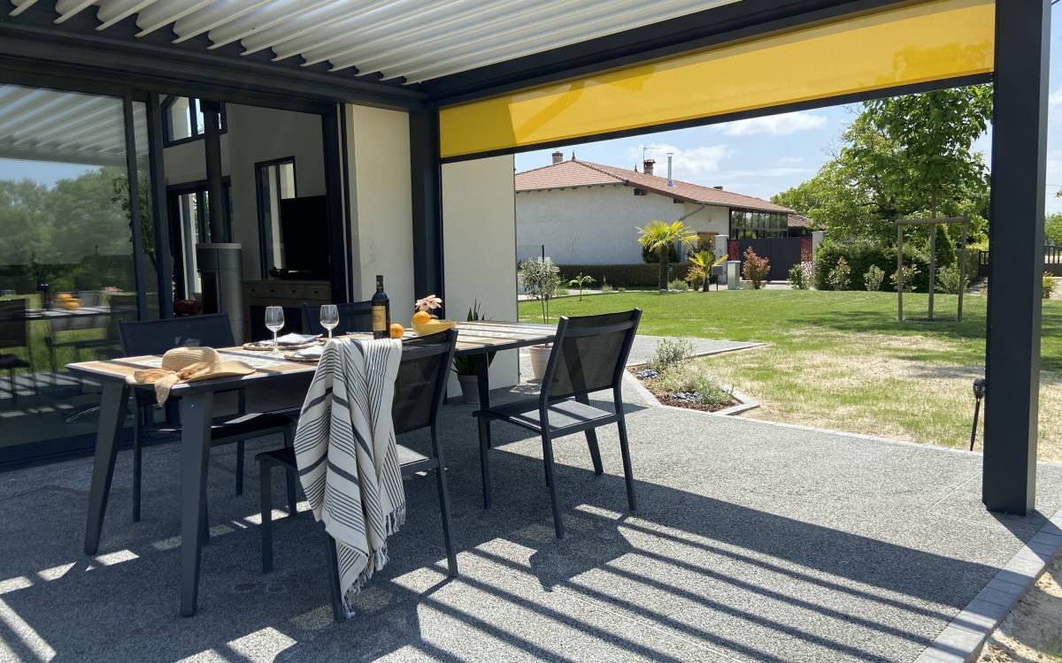 Une cour fonctionnelle et élégante en résine naturelle Mineralstar® avec intégration de mobilier à Aix-en-Provence