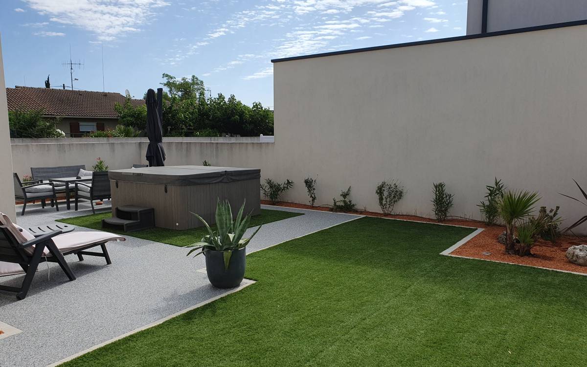 Terrasse minérale et végétale : le duo parfait avec le Mineralstar® et le gazon synthétique DM Green®  à Aix-en-Provence