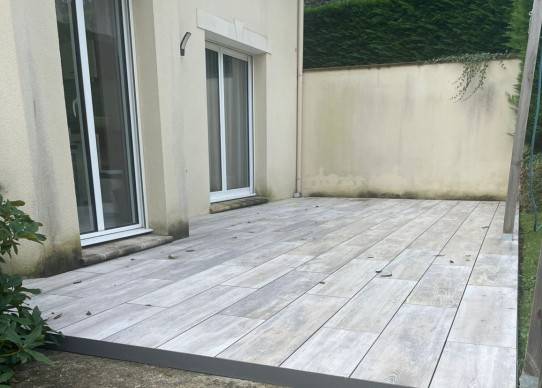 Une terrasse conviviale en grès cérame, idéale pour vos repas en extérieur et résistante aux intempéries à Aix-en-Provence