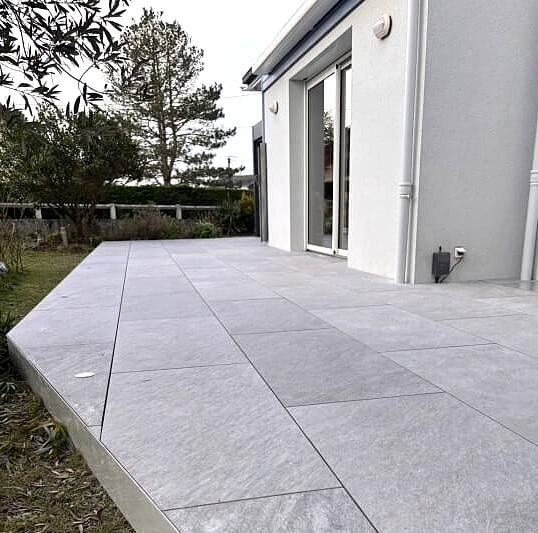 Terrasse élégante et durable en dalles de grès cérame pour prolonger vos soirées d'été avec Daniel Moquet à Aix-en-Provence.