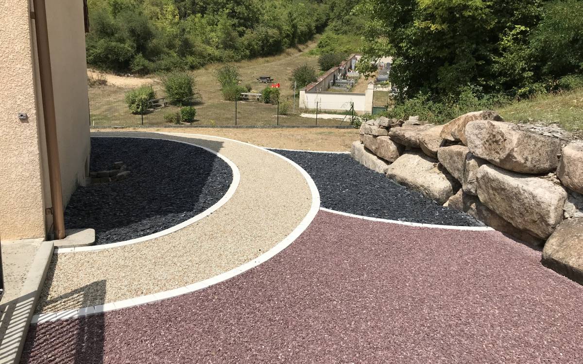 Photo de réalisation d'une allée piétonne en résine naturelle drainante beige offrant un accès esthétique à la maison par Daniel Moquet Aix-en-Provence à Ventabren
