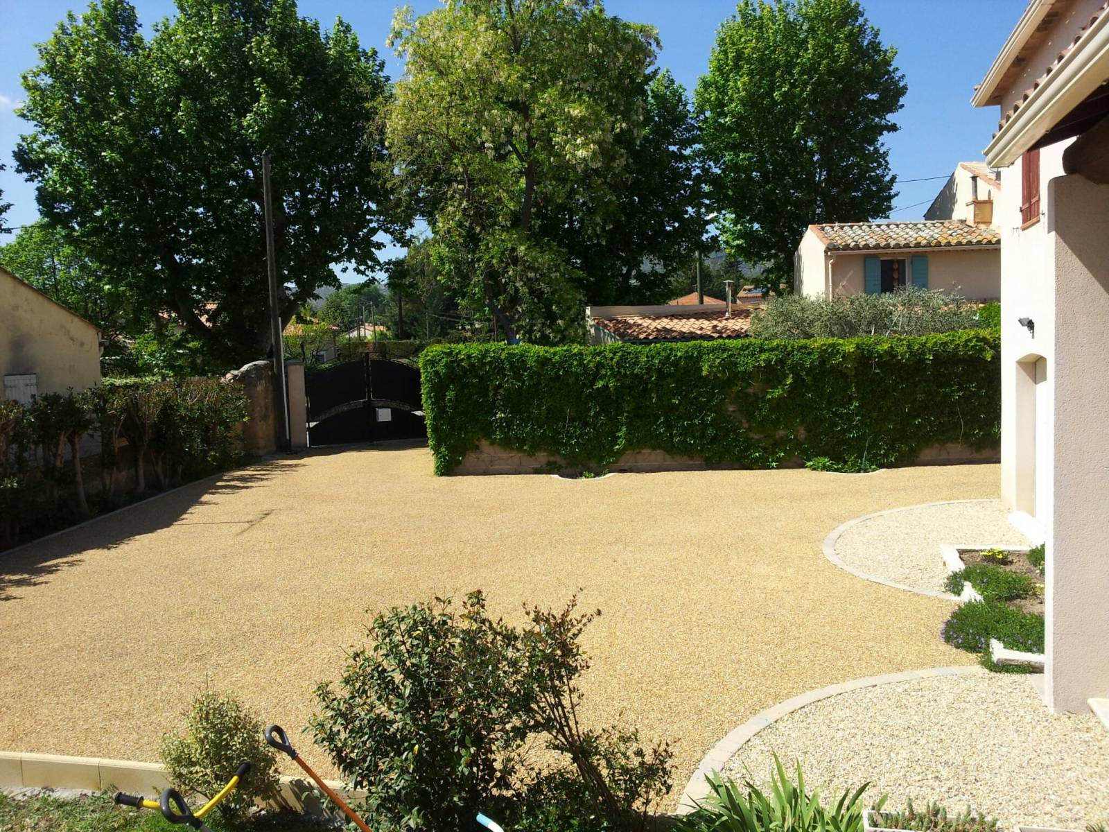 La Moquette de pierre ou Mineralstar : une résine naturelle idéale pour vos cours par Daniel Moquet Aix-en-Provence