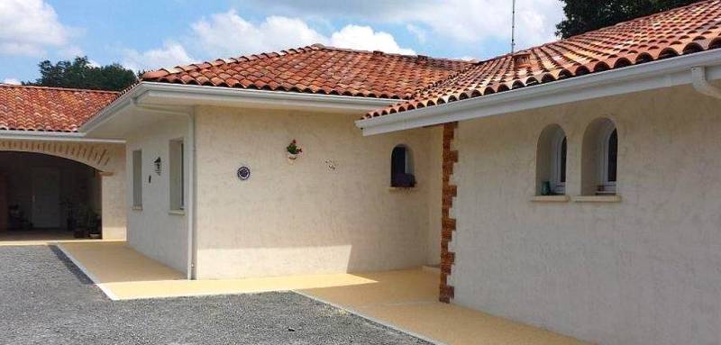 Photo de l'aménagment d'une allée piétonne en Hydrostar, moquette de pierre beige, qui fait le tour de la maison par Daniel Moquet Aix-en-Provence