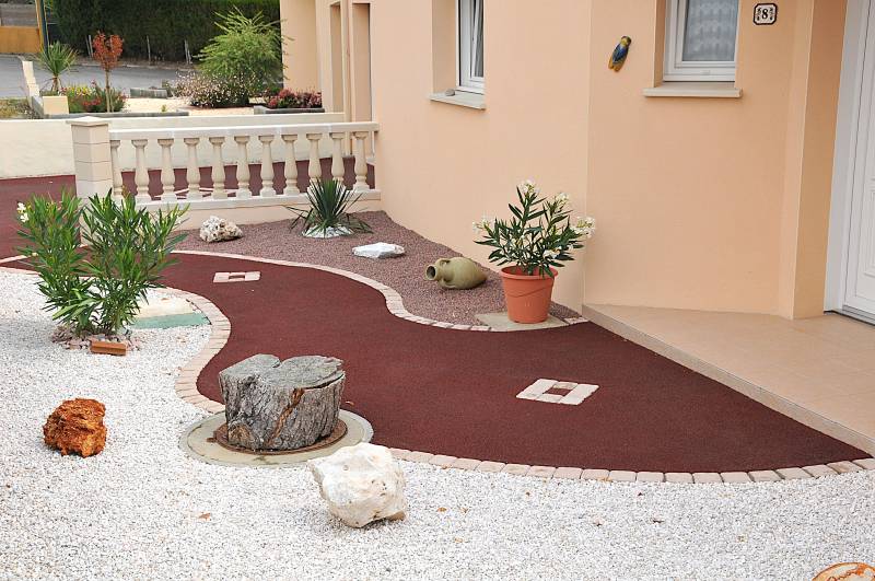 Photo de la réalisation d'une allée piétonne en enrobé rouge, goudron asphalte avec des motifs en pavé LaCouture par Daniel Moquet Aix-en-Provence