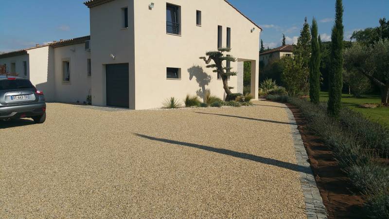 Allée de jardin en gravier stabilisé beige avec jardin provençal vue sur la sainte-victoire à Aix-en-Provence Tholonet