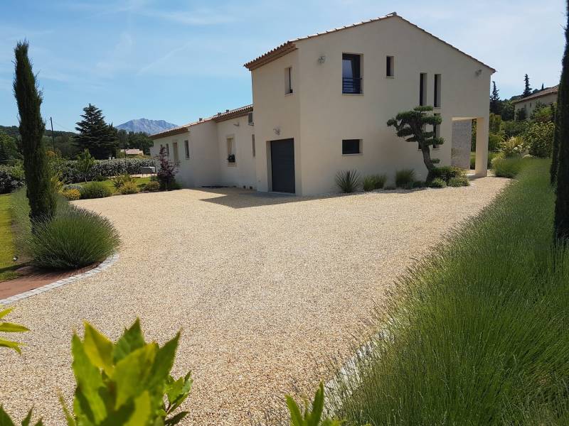 exterieur maison provençal avec un aménagement d'une allée en gravier stabilisé beige entre modern et traditionnel sur Aix-en-Provence au Tholonet