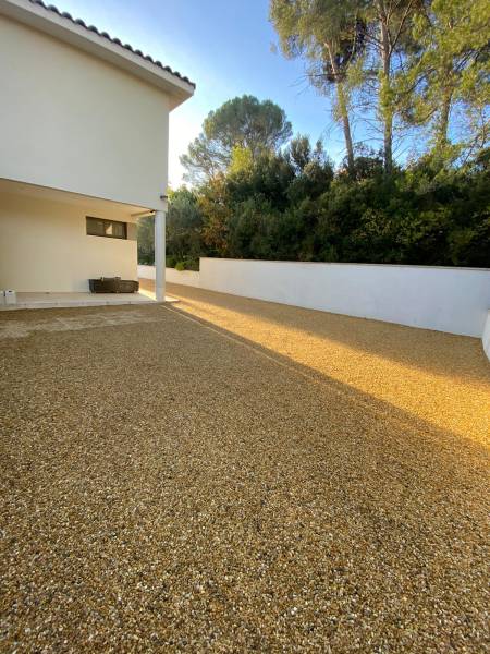 Création et aménagement du aire de stationnement parking derrière la maison en Alvéostar Beige par Daniel Moquet Aix-en-Provence