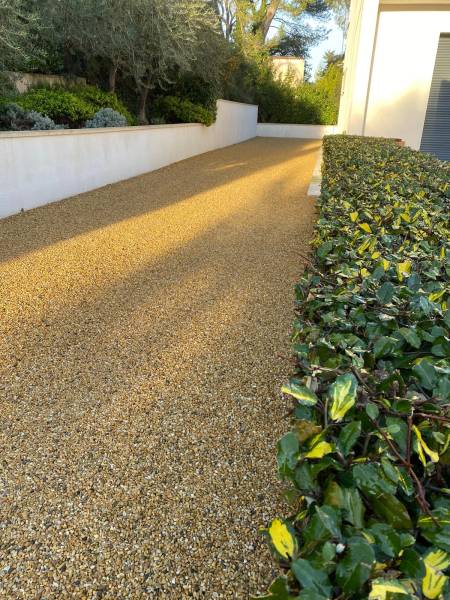 Aménagement jardin avec Daniel Moquet Aix-en-Provence sur une allée en pente un aspect naturel grâce au gravier stabilisé beige alvéostar sur Eguilles