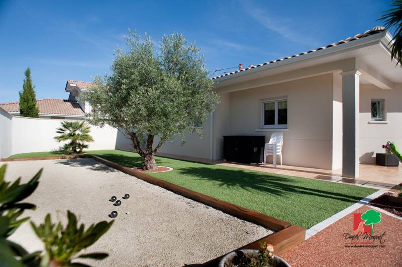 Gazon synthétique Dm Green pour un effet naturel sans entretien grâce à Daniel Moquet Aix-en-Provence