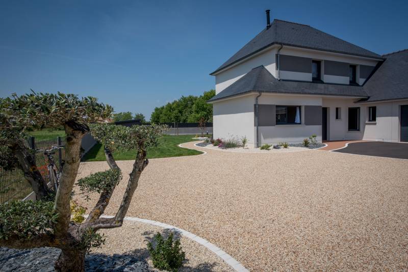 Réalisation d'un aménagement extérieur complet avec un ensemble de matériaux avec une allée piétonne en hydrostar orange pour une réalisation sur mesure signé Daniel Moquet Aix-en-Provence