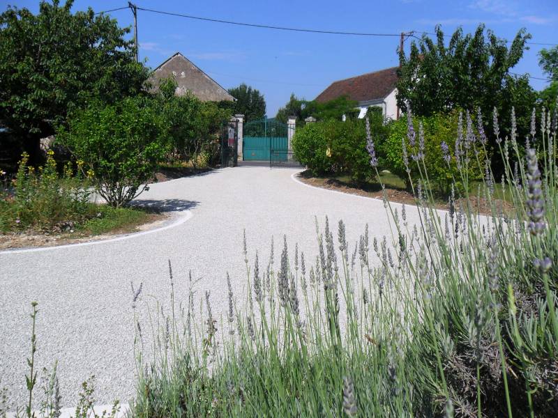 Aménagement d'une cour en gravier stabilisé beige Alvéostar Aix-en-Provence