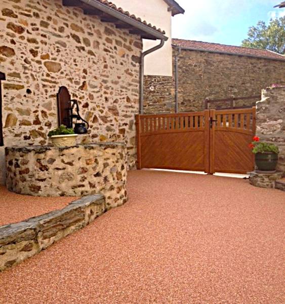 Aménagement d'un accès carrossable avec une allée en Hydrostar, resine drainante signé Daniel Moquet pour un extérieur sur mesure à Aix-en-Provence