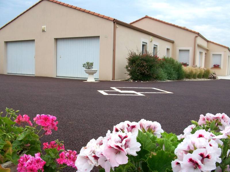 Aménagement d'une cour en asphalte rouge enrobé sur mesure avec un par terre fleuri par Daniel Moquet Aix-en-Provence