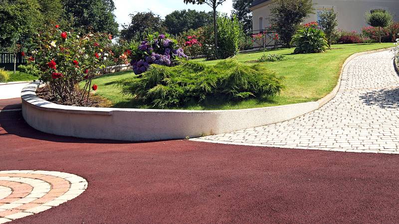 Aménagement d'une allée carrossable en asphalte rouge, notre goudron résistant par Daniel Moquet Aix-en-Provence 