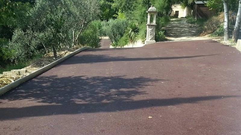 Réalisation d'une aire de stationnement et une allée carrossable en enrobé rouge à chaud, asphalte ou goudron parfait pour un usage récurrent, matière résistante et solide par Daniel Moquet Aix-en-Provence 