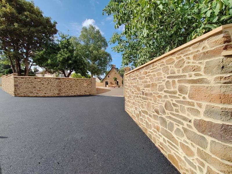 Allée carrossable aménager en enrobé noir à chaud, asphalte, goudron,bitume pour un accès voiture optimal et un stationnement facilité par Daniel Moquet Aix-en-Provence