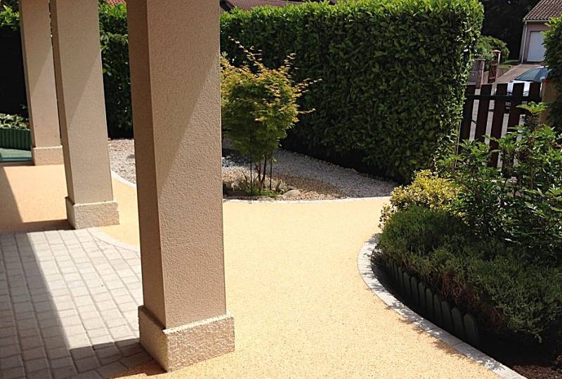 Photo d'une magnifique cour d'entré en résine drainante hydrostar® beige avec pavé en contour pour des finitions élégantes par Daniel Moquet AIx-en-Provence
