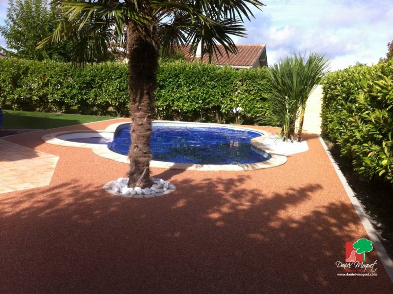 Daniel Moquet Aix-en-Provence avec un tour de piscine en résine hydrostar rouge