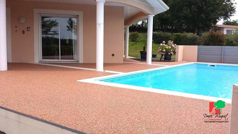 Photo d'un aménagement exterieur d'un tour de piscine en resine Hydrostar® par Daniel Moquet Aix-en-Provence à Eguilles