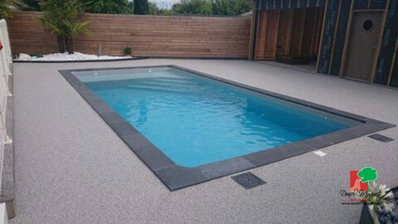 Aménagement tour de piscine modern en résine grise par Daniel Moquet Aix-en-Provence