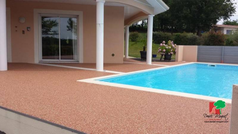 Maison modern par Daniel Moquet Aix-en-Provence avec un tour de piscine en hydrostar rouge a Venelles