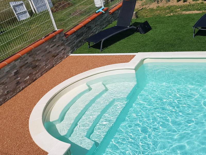 Tour de piscine en résine et gazon synthétique par Daniel Moquet Aix-en-Provence