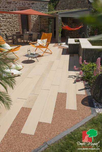 Extérieur maison rénovation d'une cour dalle de béton effet bois design avec Daniel Moquet Aix-en-Provence au Tholonet