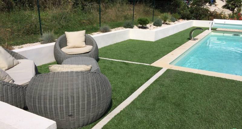 Gazon synthétique avec piscine dans le sud de la France réalisé par Daniel Môquet, Dm green Gazon synthétique