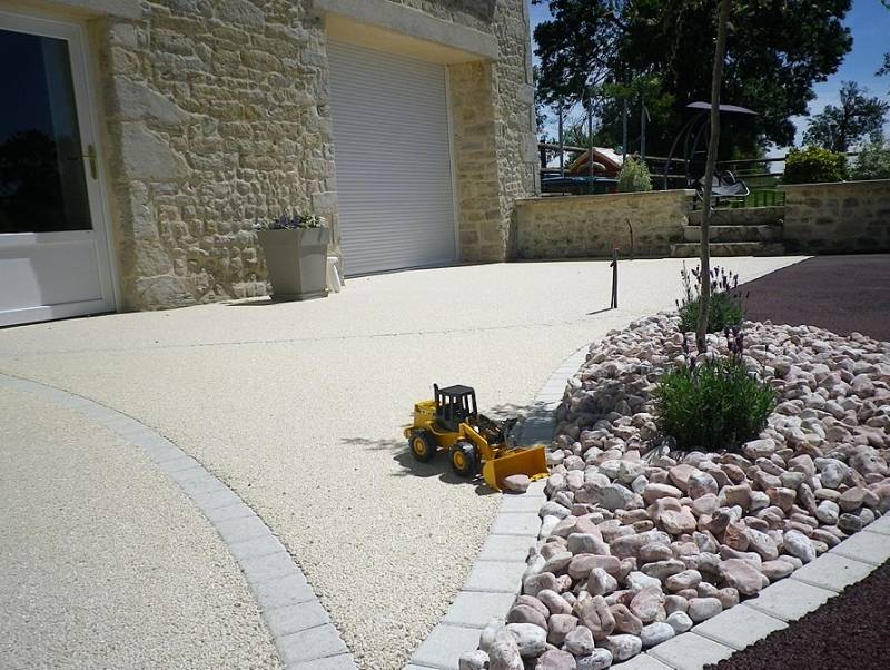 Découvrez avec cette réalisation notre résine drainante ou notre moquette de pierre appelé Hydrostar avec cette réalisation d'une terrasse avec des bordures en pavé LaCouture par Daniel Moquet Aix-en-Provence 