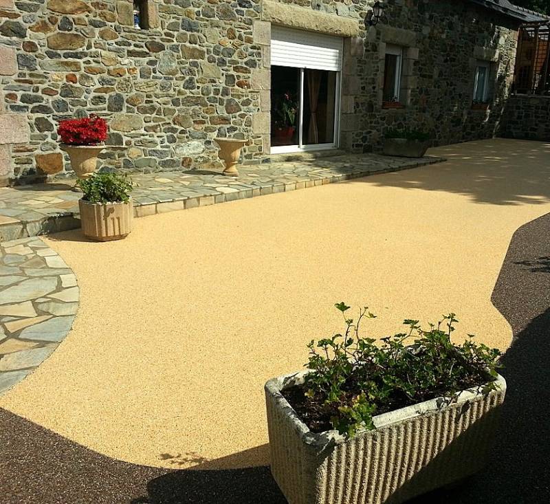 Image d'une réalisation d'une terrasse et allée sur mesure en Hydrostar, moquette de pierre drainante, s'accordant parfaitement avec les pierres anciennes déjà présente par Daniel Moquet Aix-en-Provence