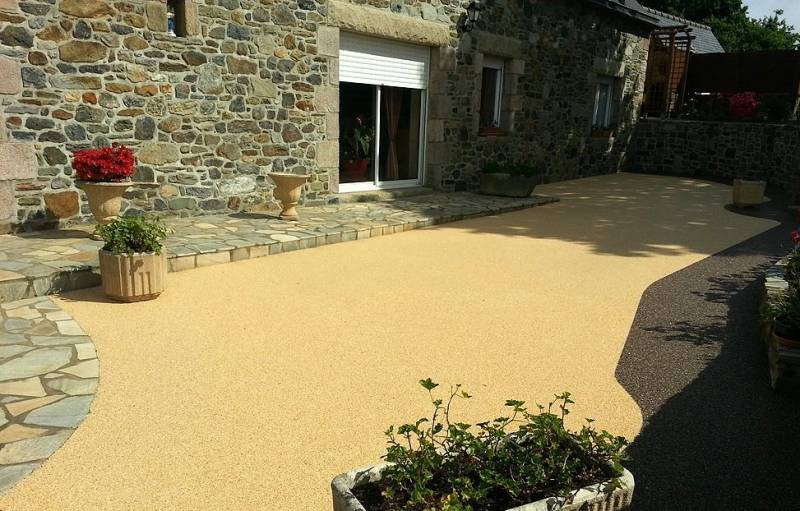 Image de l'aménagement extérieur d'une cour en moquette de pierre ou résine drainante signé Daniel Moquet avec son hydrostar® dans le bassin aixois