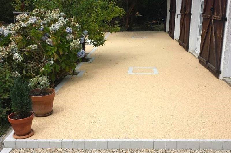 Aménagement d'une terrasse fleuri en Résine naturel, gravier aggloméré, moquette de pierre 
