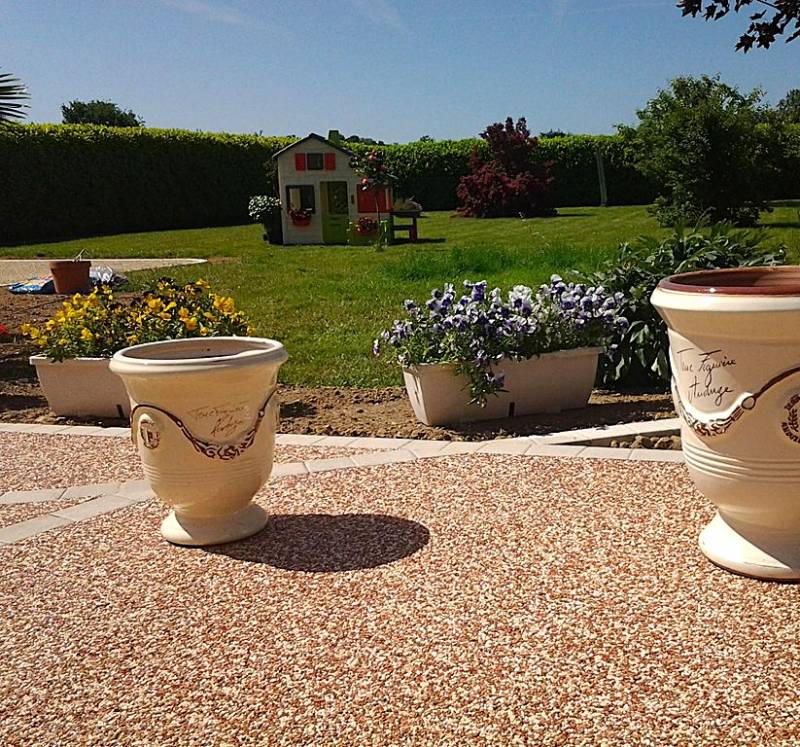 Parfait pour vos cours et terrasses découvrez notre résine drainante qui vient parfaire vos extérieurs avec Daniel Moquet Aix-en-Provence