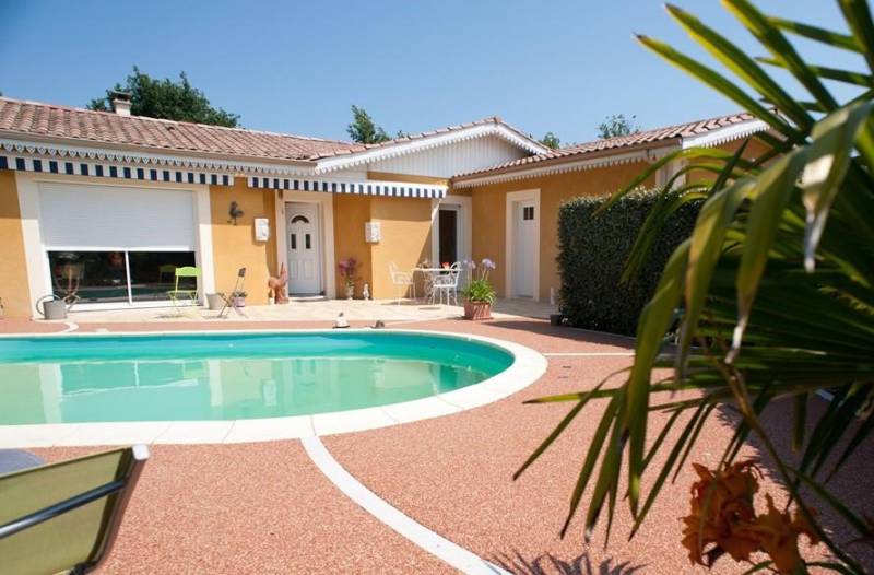 Réalisation tour de piscine en résine rose par Daniel Moquet Aix-en-Provence