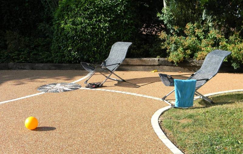 Image de l'aménagement extérieur d'une terrasse en résine naturel et drainante avec des motifs réalisé avec des pavés LaCouture par Daniel Moquet Aix-en-Provence