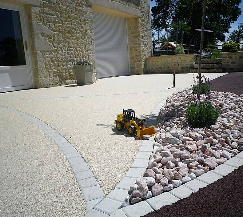 Réalisation d'une allée carrossable en Hydrostar beige, résine drainante avec des pavé LaCouture par Daniel Moquet Aix-en-Provence 