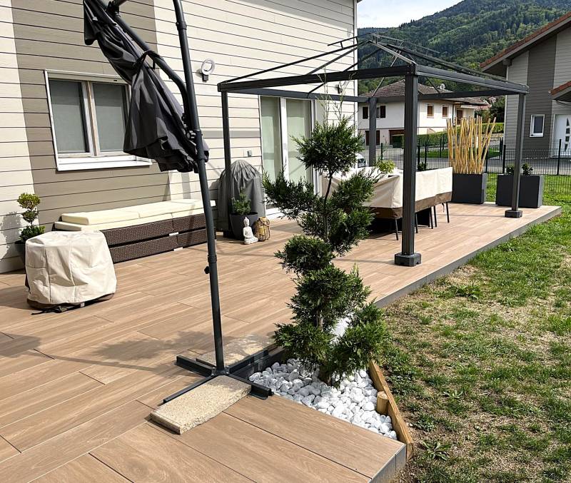Photo d'aménagement extérieur d'une terrasse en boibé, béton effet bois pour un rendu parquet résistant à l'exterieur et agréable au toucher par Daniel Moquet Aix-en-Provence