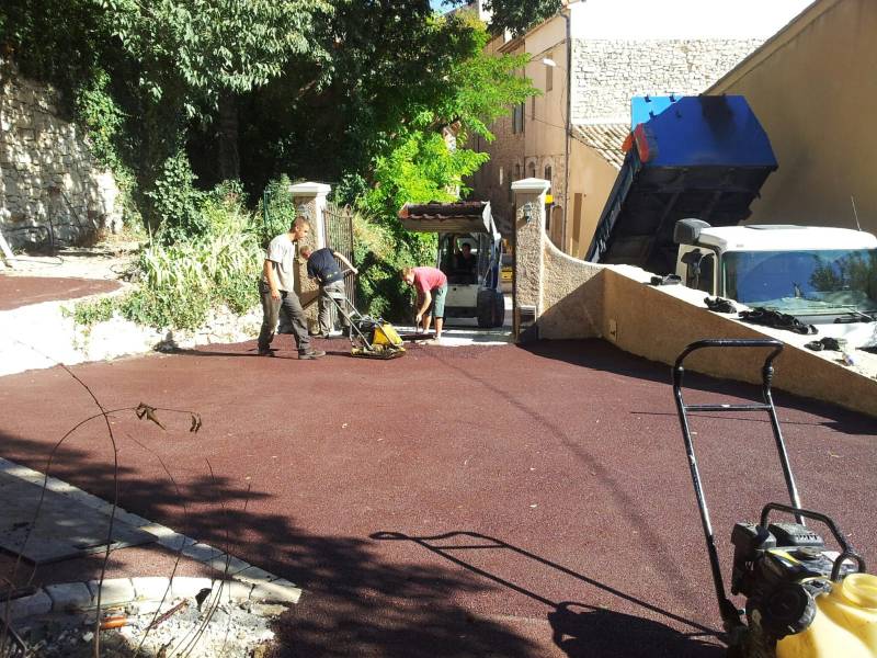 Photo Aménagement extérieur d'une allée carrossable en pente en enrobé à chaud rouge par Daniel Moquet AIx-en-Provence 