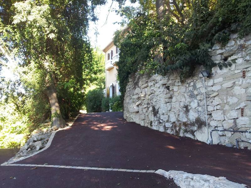 Allée carrossable en pente en enrobé rouge à chaud, bitume, Asphalte, goudron par Daniel Moquet Aix-en-Provence 