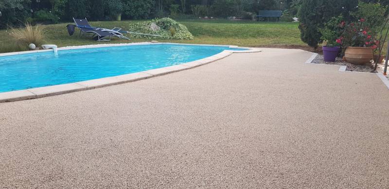 Réalisation d'un tour de piscine et terrasse en moquette de pierre beige par Daniel Moquet Aix-en-Provence à Eguilles