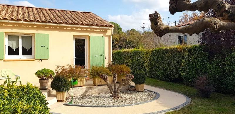réalisation d'une allée piétonne en résine naturel Mineralstar® cette resine respectueuse de l'environnement et drainante vient s'accorder parfaitement avec cet extérieur verdoyant réalisé par Daniel Moquet Aix-en-Provence à Meyreuil 