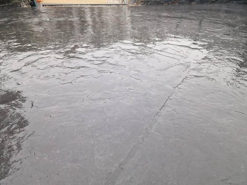Aménagez votre cour en béton désactivé gris avec bordures en pavé pour un rendu esthétique et durable à Aix-en-Provence